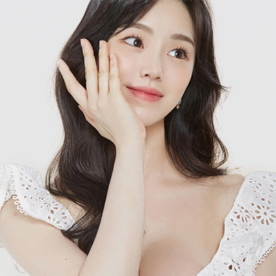 ABK MODEL整形無料モデルの手を顔に当てたモデル