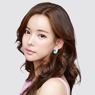 ロングウェーブの茶色い髪とパステルピンクのトップスを身に着けた女性ABK MODELの肖像
