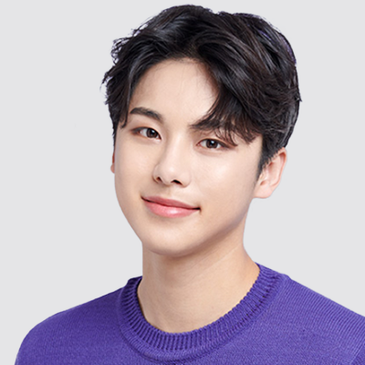 ABK MODELの若い男性、紫色のセーターを着て微笑んでいるプロフェッショナルなポートレート