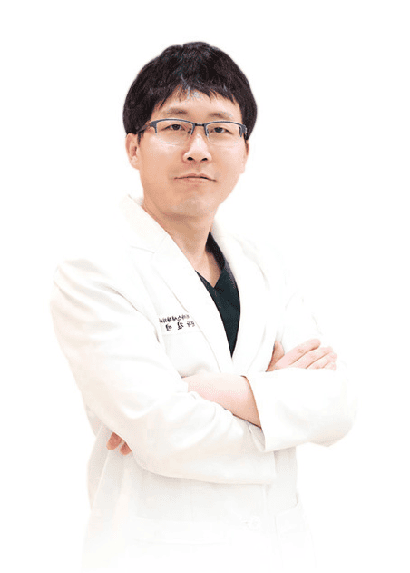 はい、この画像は白衣を着た男性医師の写真です。専門的な知識と経験を持つ医療従事者の姿が写されています。この医師は患者の皆様に最善のケアを提供されていると感じられます。クリニックでは高度な医療サービスが提供されていると考えられます。