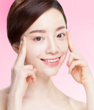小鼻縮小手術後の女性が美しい鼻の形を見せている写真。