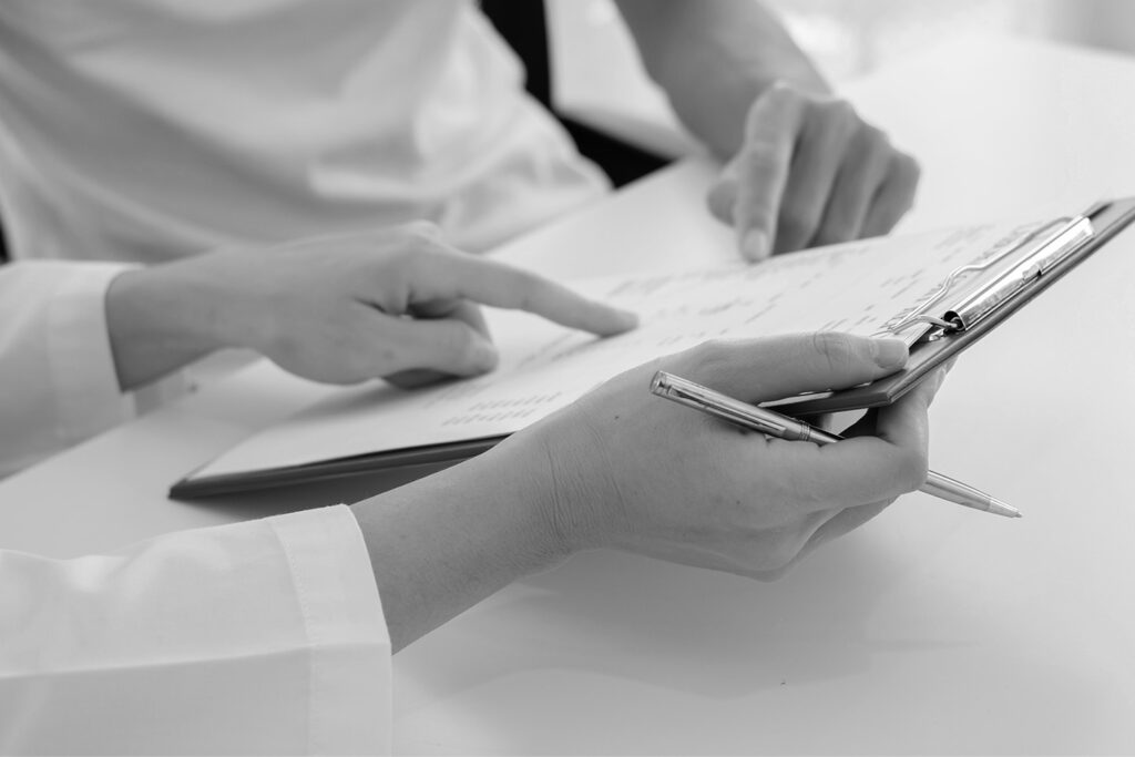 Personalized consultation process with Oganacell team discussing body shapes and individual needs for optimal solution delivery.