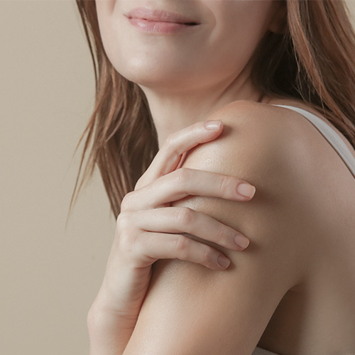 Improve body shape without disrupting daily activities - Woman touching her arm