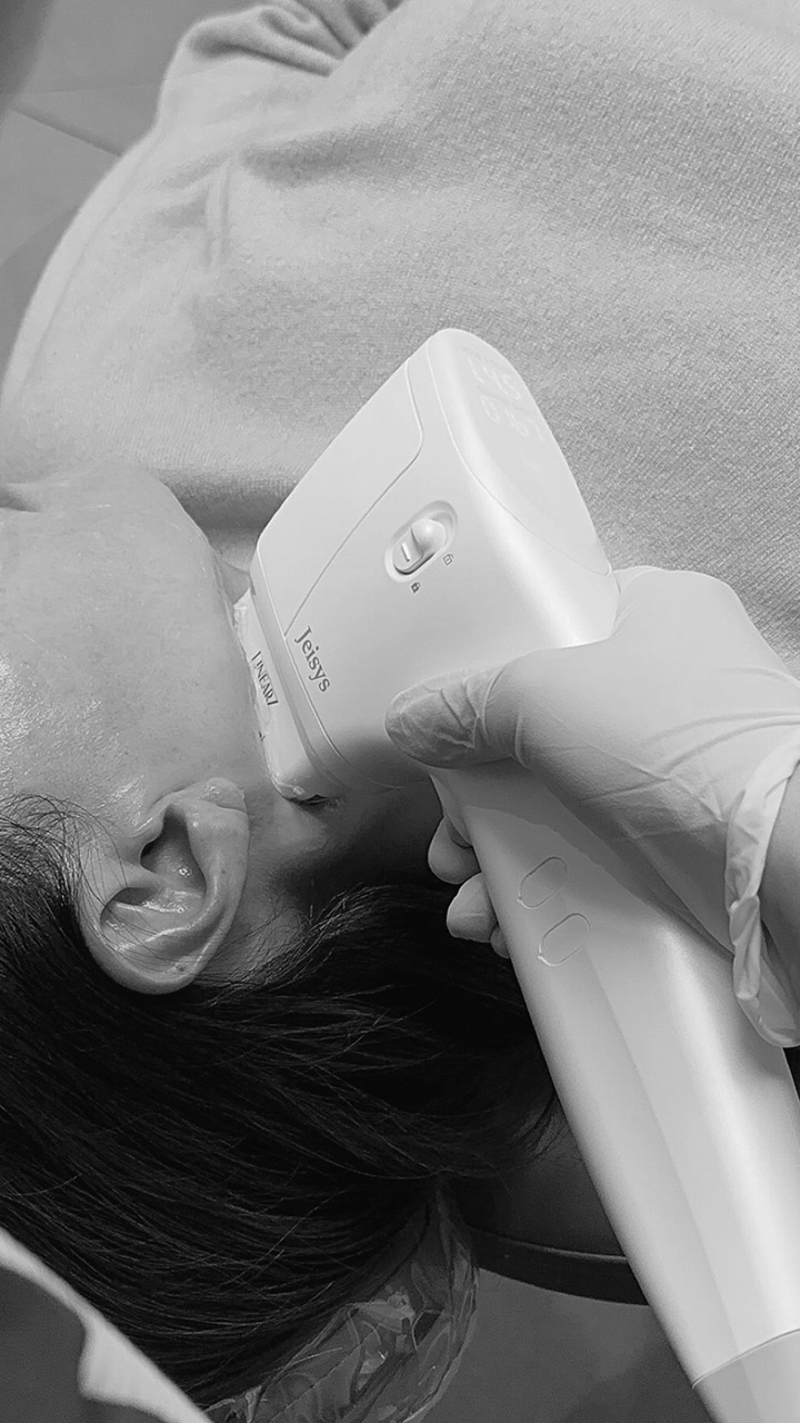 Smooth contouring without double chin, with a close-up of a woman's chin