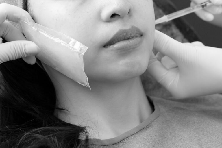Personalized facial treatment with precise injection guided by Oganacell's advanced diagnosis, considering factors like skin type, treatment areas, skin thickness, age, and bone structure for optimal results.