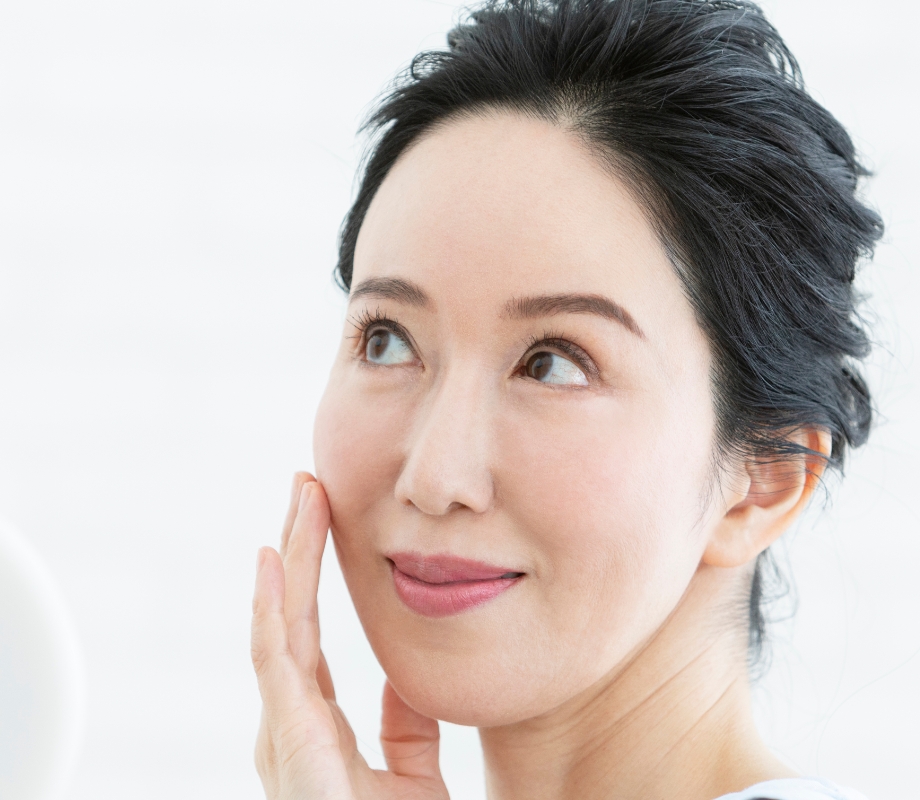 those who wish to maintain their natural eye appearance while improving eyelid sagging